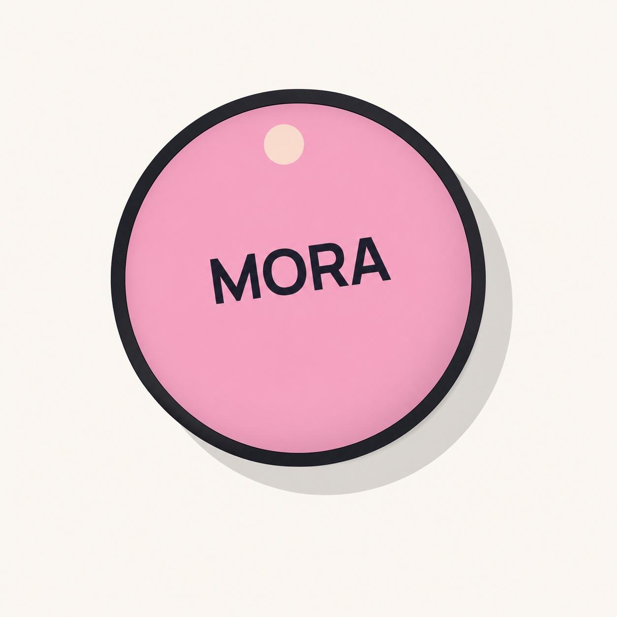 Chapita personalizada rosa con el nombre MORA